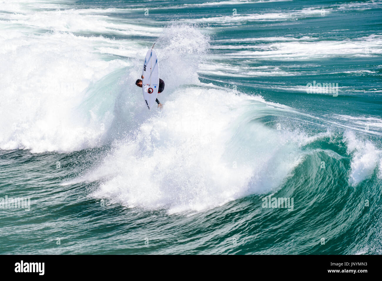 Huntington Beach, FL, USA. 30. Juli 2017. Surfer Flavio Nakagima (BRA) konkurriert in der letzten Runde des Wettbewerbs an den 2017 VANS US Open von Surfen Trials. Bildnachweis: Benjamin Ginsberg/Alamy Live-Nachrichten. Stockfoto