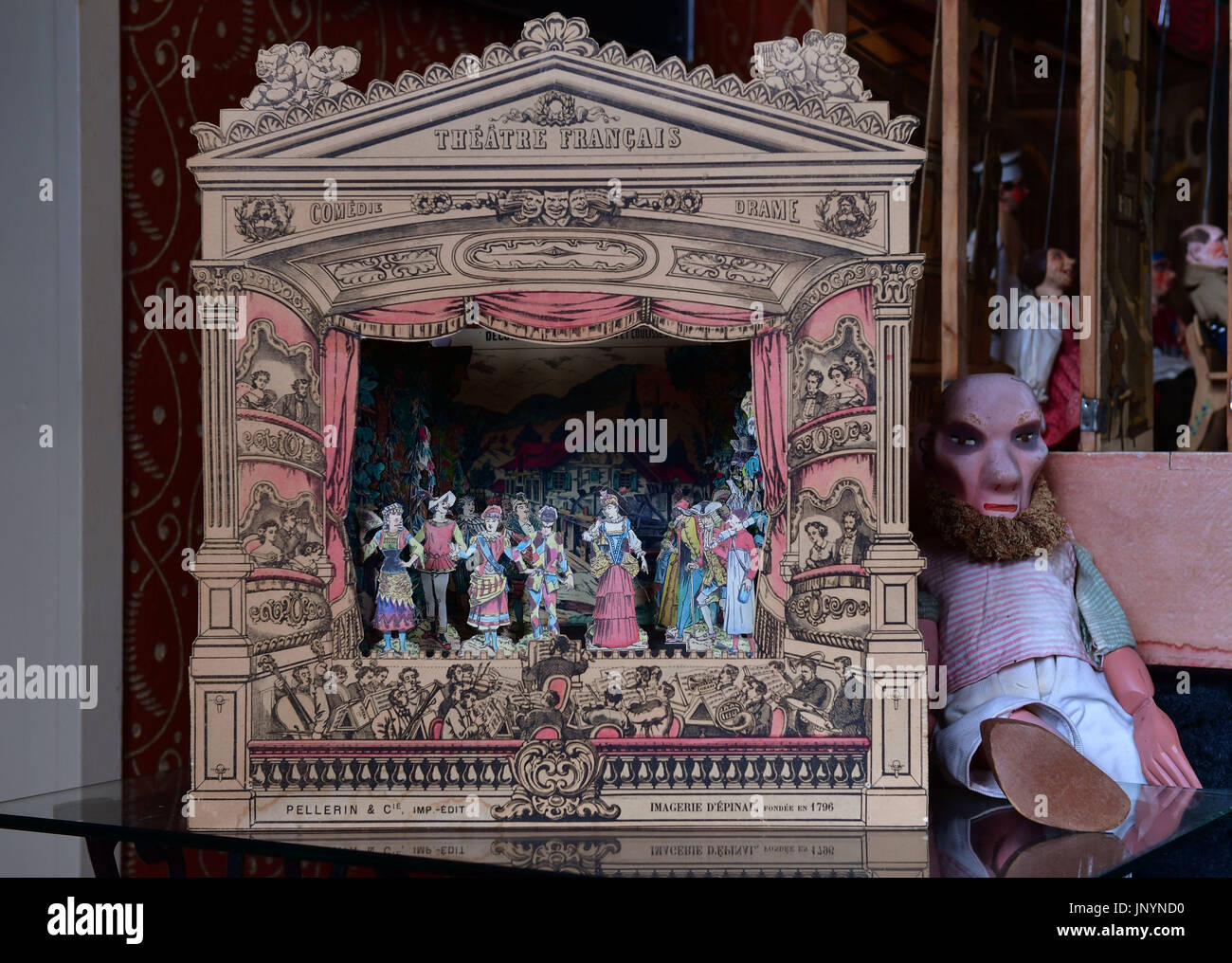 Schmiedebach, Deutschland. 6. Juli 2017. Blick auf ein Papiertheater im Papier Theatermuseum in Schmiedebach, Deutschland, 6. Juli 2017. Die beiden sammelten Papiertheater vor rund 15 Jahren. Ihre Schätze befinden sich an der Old-School, wo sie ein kleines privates Museum gegründet. Foto: Martin Schutt/Dpa-Zentralbild/Dpa/Alamy Live News Stockfoto