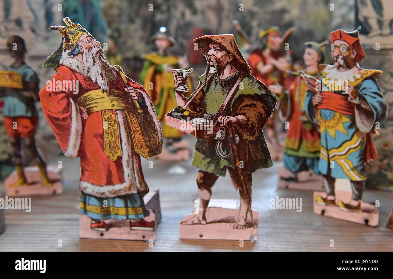 Schmiedebach, Deutschland. 6. Juli 2017. Figuren aus Papier können im Papier Theatermuseum in Schmiedebach, Deutschland, 6. Juli 2017 gesehen werden. Die beiden sammelten Papiertheater vor rund 15 Jahren. Ihre Schätze befinden sich an der Old-School, wo sie ein kleines privates Museum gegründet. Foto: Martin Schutt/Dpa-Zentralbild/Dpa/Alamy Live News Stockfoto