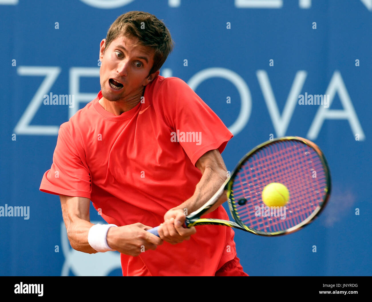 YANNICK MADEN in Aktion während der Endrunde der Vorteil Autos Prag Open  durch Zenova-Tennis-Turnier in Prag, Tschechische Republik, 30. Juli 2017.  (CTK Foto/Michal Krumphanzl Stockfotografie - Alamy