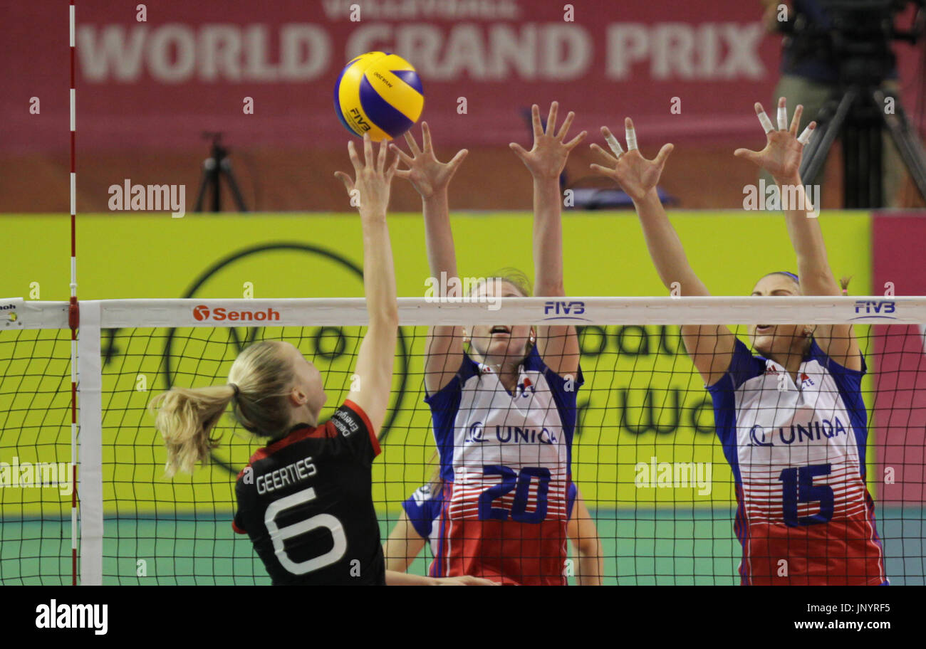 Ostrava, Tschechische Republik. 30. Juli 2017. L-R Jennifer Geerties (GER), Marie Toufarova (CZE) und Veronika Struskova (CZE) in Aktion während der FIVB World Grand Prix 2017 Volleyball Spiel um den dritten Platz zwischen Tschechien und Deutschland in Ostrava, Tschechische Republik, am 30. Juli 2017. Bildnachweis: Petr Sznapka/CTK Foto/Alamy Live-Nachrichten Stockfoto