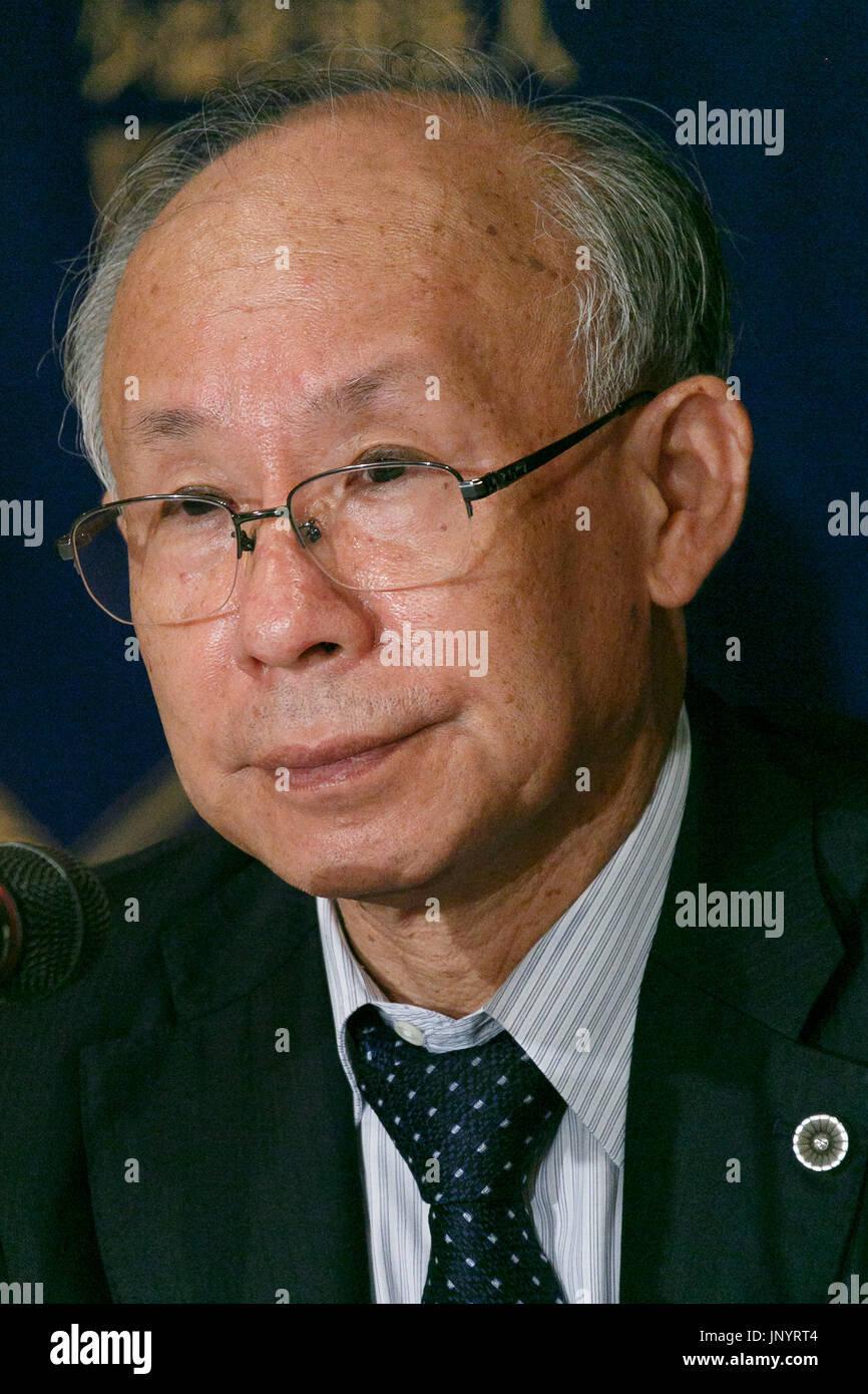 Kenji Utsunomiya ehemaliger Präsident der Japan Federation of Bar Association nimmt an einer Pressekonferenz an der Foreign Correspondents Club of Japan am 31. Juli 2017, Tokio, Japan. Utsumoniya und Kamoda, sagte, die Kaution zu laufen, als ein Kandidat bei der Wahl des Tokyo Metropolitan Assembly 600.000 Yen war, dass der Eintrittspreis in der japanischen Politik zählen zu den höchsten in der Welt ist. Sie argumentieren, dass das System der hohe Einlagen verfassungswidrig ist, so dass es schwer für die kleinen und unabhängigen Kandidaten zu laufen und den aktuellen Status quo. (Foto von Rodrigo Reyes Marin/AFLO Stockfoto