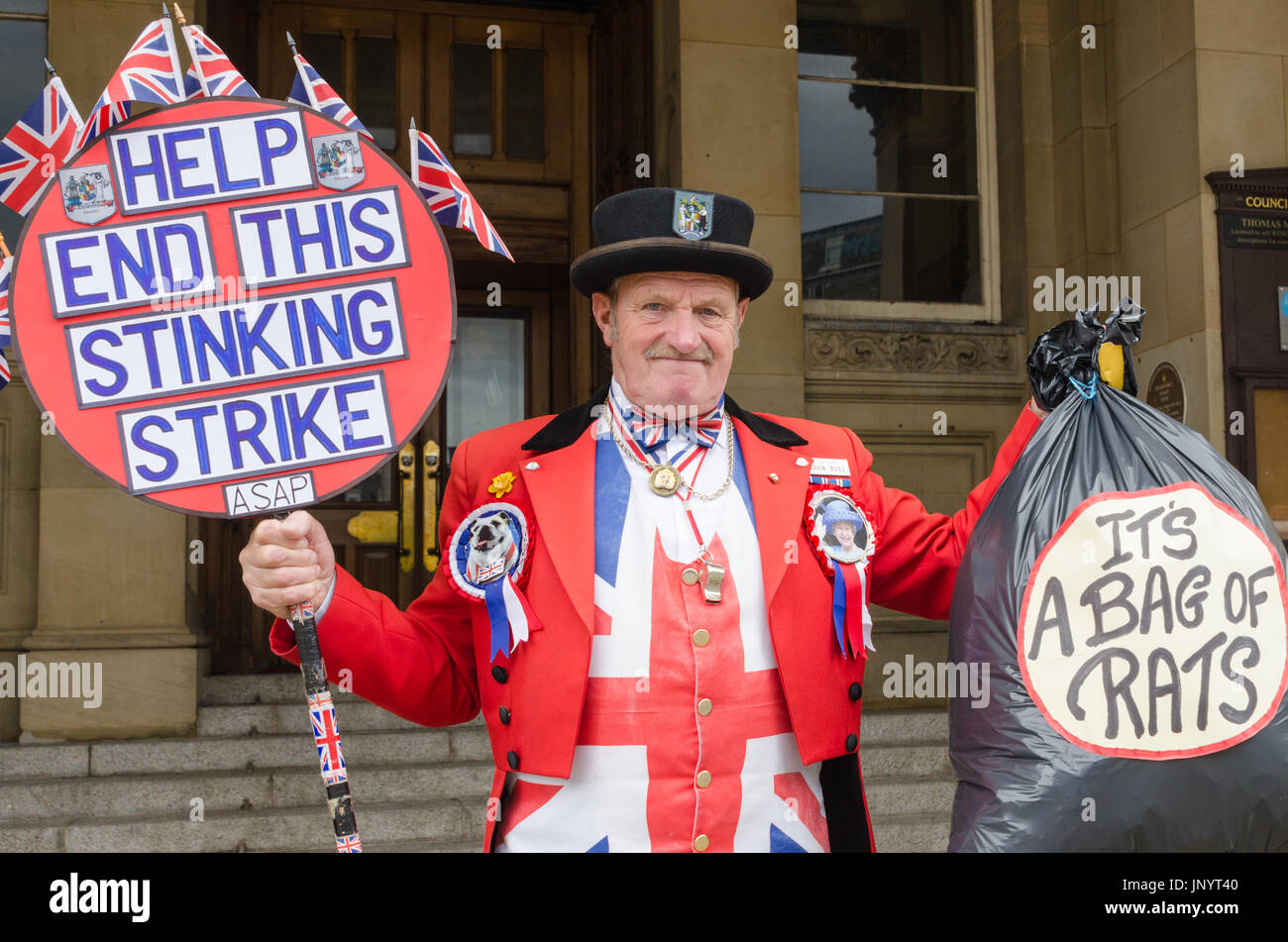 "John Bull" aka Ray Egan Proteste auf die Schritte der Birmingham Rat Haus, wie der Streik der Müllabfuhr zeigt keine Zeichen von Ende und der Stadt wird durch nicht abgeholte Müll geplagt. Stockfoto