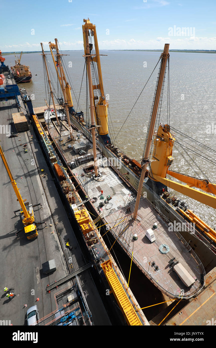 Brunsbüttel, Deutschland. 31. Juli 2017. Arbeiter bereiten dem Weggang von das Museumsschiff "Peking" (lit.) Beijing) auf den Transport Schiff "Combi Dock III" in Brunsbüttel, Deutschland, 31. Juli 2017. Bevor die Fracht-Segelboot in seiner ehemaligen Heimathafen zurückkehrt wird es bei der Peters-Werft in Wewelsfleth renoviert werden. Die historischen Viermastbark "Peking" wurde auf der Hamburger Werft Blohm Voss am 21. September 1911 ins Leben gerufen. Foto: Christian Charisius/Dpa/Alamy Live News Stockfoto