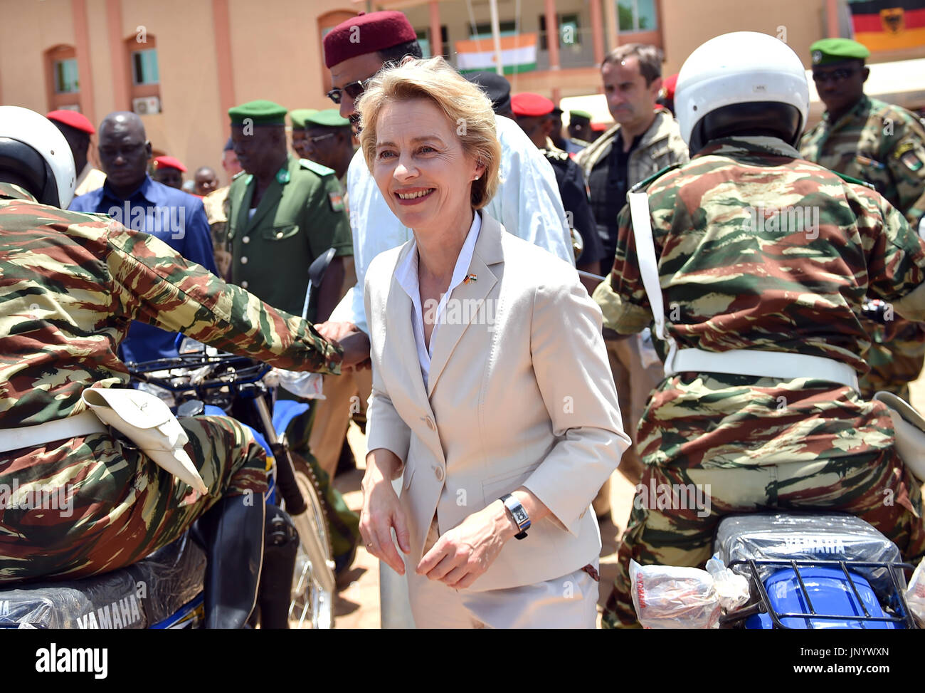 Niamey, Niger. 31. Juli 2017. Deutsche Verteidigungsministerin Ursula von der Leyen treffen nigrischen Minister des Innern Mohamed wurde für die Übergabe von Motorrädern, Lastkraftwagen und Telefone für den Kampf gegen die Menschenhändler und Terroristen, in Niamey, Niger, 31. Juli 2017. Foto: Britta Pedersen/Dpa/Alamy Live News Stockfoto