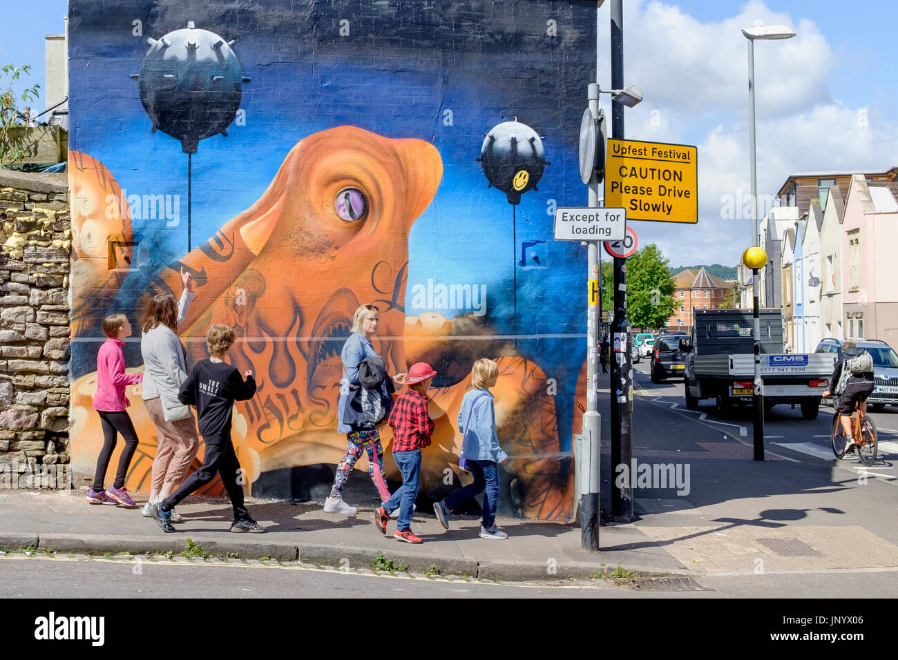 Bristol, UK. 31. Juli 2017. Menschen zu Fuß entlang der North Street in Bedminster sind abgebildet, wie sie für das Upfest Festival erstelltes Bildmaterial vorbeigehen. Upfest über drei Tage stattfindet ist Europas größtes kostenloses, street Art & Graffiti-Festival und befindet sich nun im neunten Jahr. Bildnachweis: Lynchpics/Alamy Live-Nachrichten Stockfoto