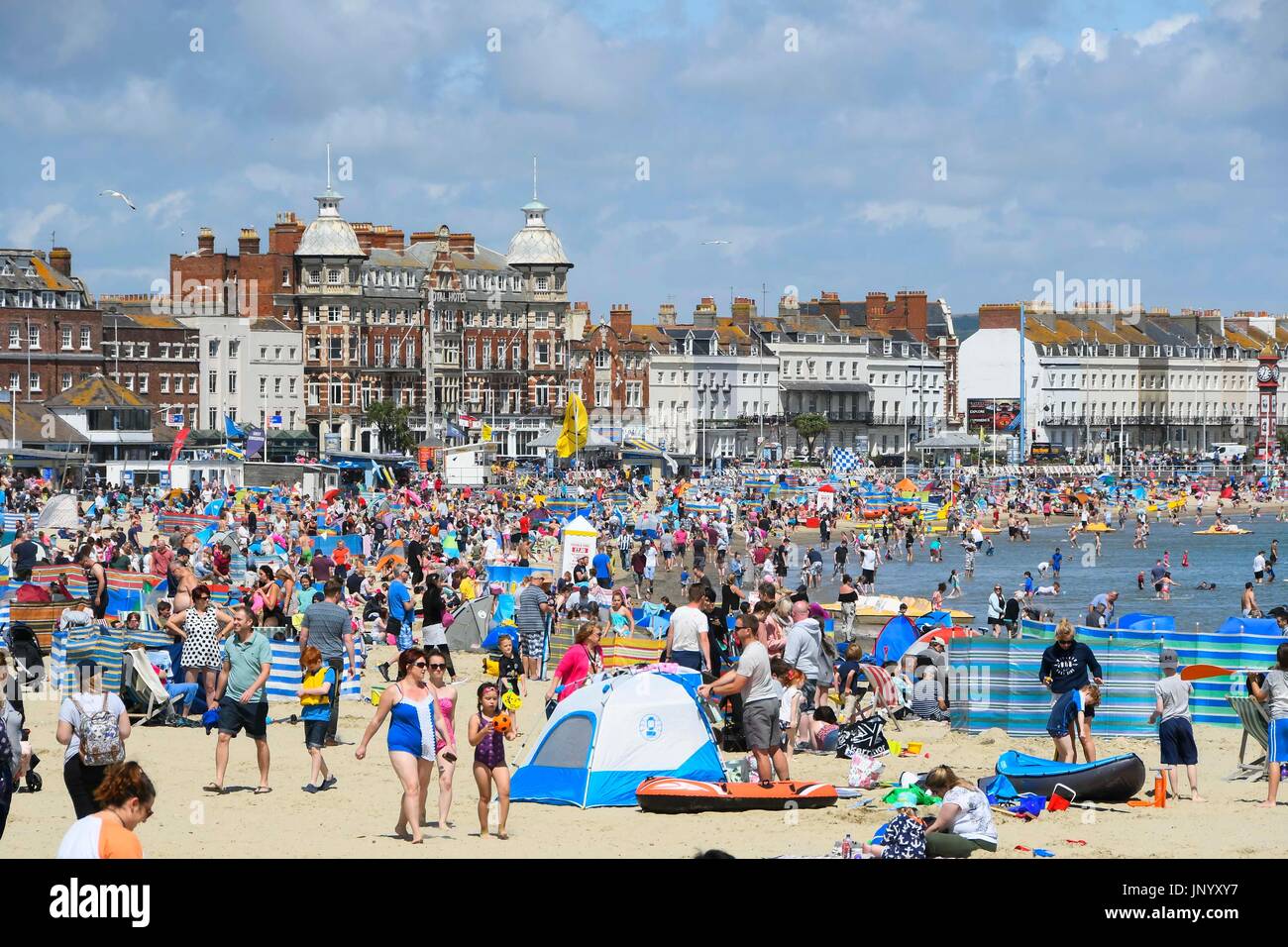 Weymouth, Dorset, UK. 31. Juli 2017. Großbritannien Wetter. Urlauber strömen an einem warmen sonnigen Nachmittag an den Strand um das Seebad Weymouth in Dorset. Bildnachweis: Graham Hunt/Alamy Live-Nachrichten Stockfoto