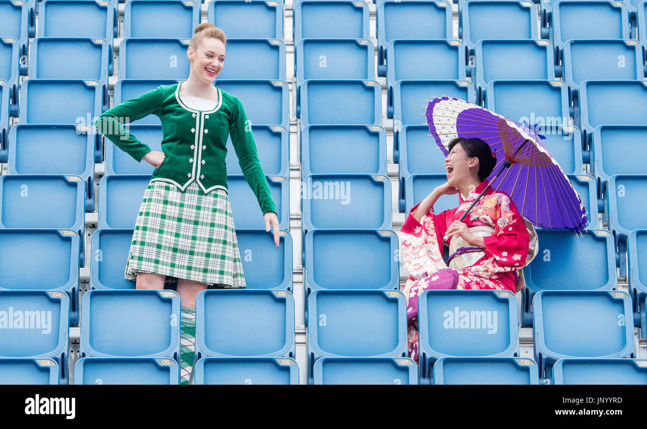 Edinburgh, UK. 31. Juli 2017. Michiko Matsunaga Japeanese Defence force Band, schottische Tänzerin Caroline Drummond The Royal Edinburgh Military Tattoo zeigt eine Reihe von internationalen Acts auf der diesjährigen Splash Tartan - Schottlands August Spektakel kehrt mit einem stellaren Line up der weltweit besten militärischen Performer feiern The Royal Edinburgh Military Tattoo zu feiern soll, Enthüllung einer stellaren Linie bis Handlungen gesetzt, auf Schottlands Hauptstadt für 2017 Show heute (Montag 31 Juli). Bildnachweis: IAN GEORGESON/Alamy Live-Nachrichten Stockfoto