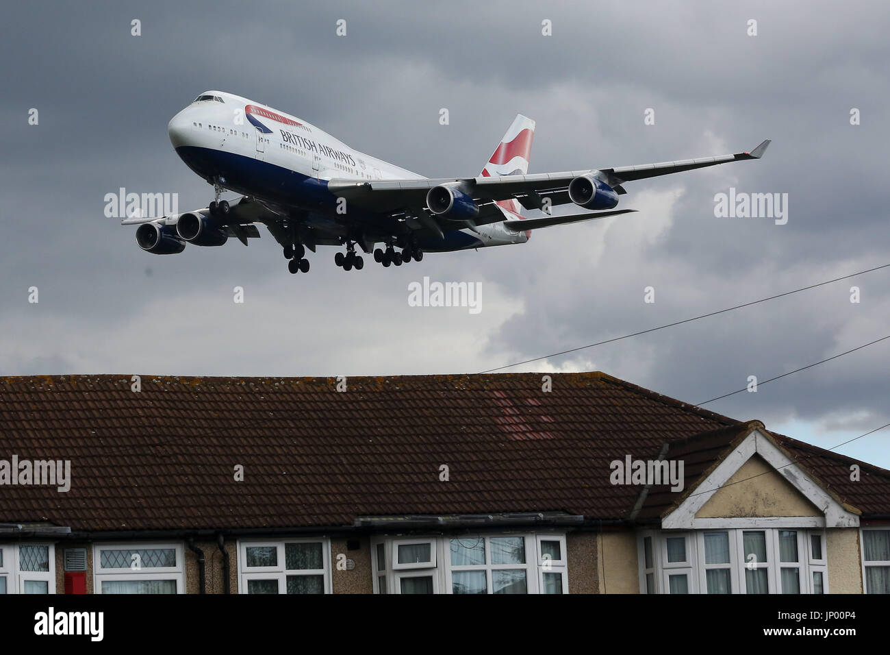 Heathrow Airport. London, UK. 31. Juli 2017. Gewitterwolken über dem Flughafen Heathrow als British Airways 747 Ansätze für die Landung. Bildnachweis: Dinendra Haria/Alamy Live-Nachrichten Stockfoto