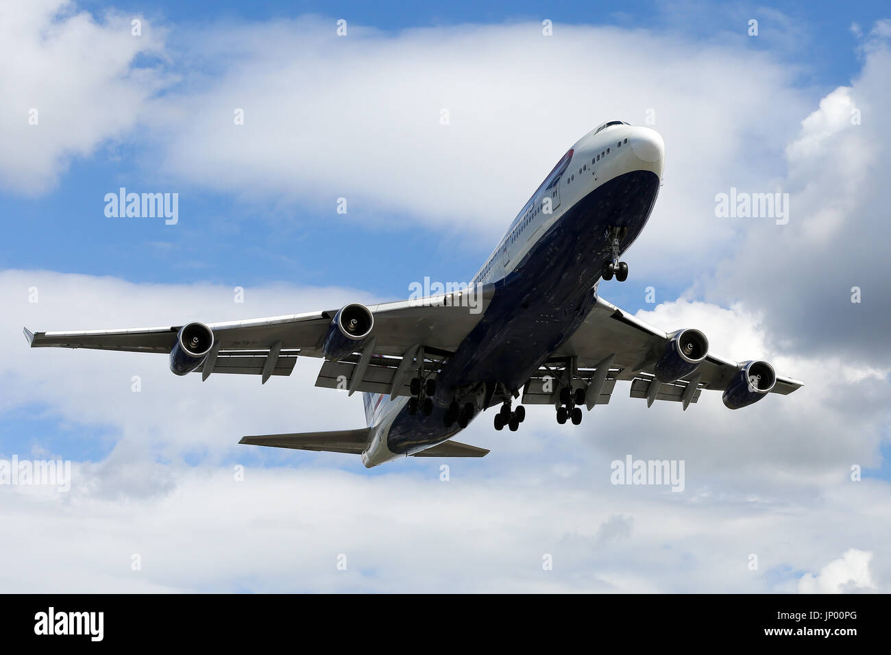 Heathrow Airport. London, UK. 31. Juli 2017. Gewitterwolken über dem Flughafen Heathrow als British Airways 747 Ansätze für die Landung. Bildnachweis: Dinendra Haria/Alamy Live-Nachrichten Stockfoto