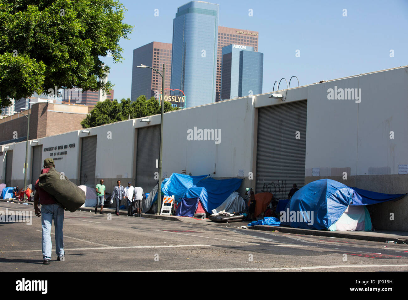 Los Angeles, Kalifornien, USA. 26. Juli 2017. Ein Obdachloser Mann geht über eine Straße im Bereich Skid Row von Los Angeles. Bildnachweis: Jonathan Alcorn/ZUMA Draht/Alamy Live-Nachrichten Stockfoto