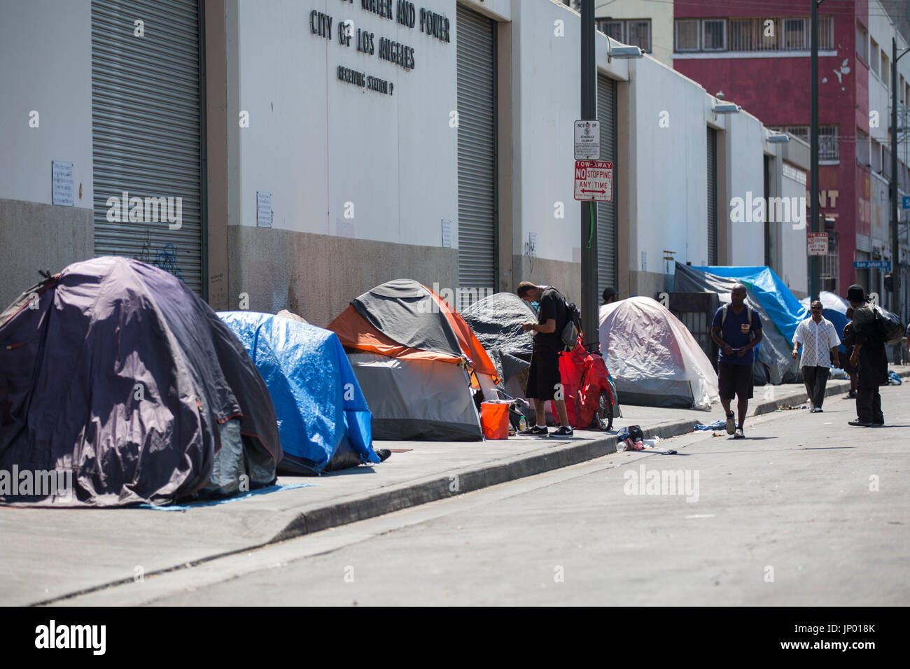 Los Angeles, Kalifornien, USA. 26. Juli 2017. Zelte für Wohnungslose gehörenden Linie einen Gehweg im Bereich Skid Row von Los Angeles. Bildnachweis: Jonathan Alcorn/ZUMA Draht/Alamy Live-Nachrichten Stockfoto