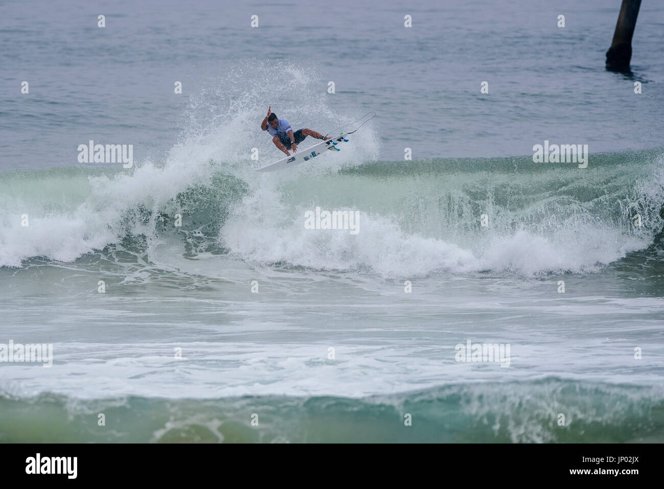 Huntington Beach, FL, USA. 31. Juli 2017. Leandro Usuna (ARG) braucht, um die Luft während der 1. Runde des Wettbewerbs auf den 2017 VANS uns Open of Surfing. Bildnachweis: Benjamin Ginsberg/Alamy Live-Nachrichten. Stockfoto