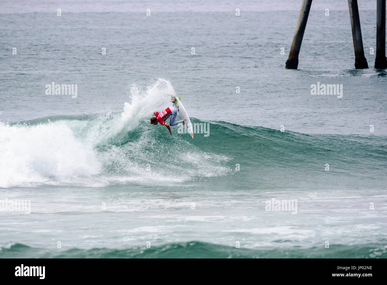 Huntington Beach, FL, USA. 31. Juli 2017. Kolohe Andino (USA) geht fast umgekehrte während Ound 2 des Wettbewerbs auf den 2017 VANS uns Open of Surfing. Bildnachweis: Benjamin Ginsberg/Alamy Live-Nachrichten. Stockfoto