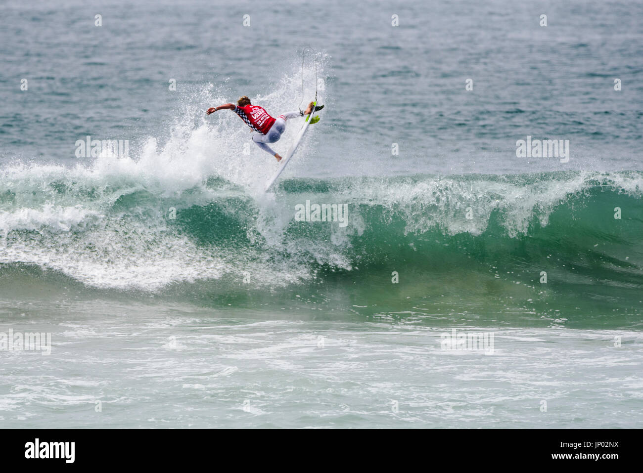 Huntington Beach, FL, USA. 31. Juli 2017. Kolohe Andino (USA) dreht sich über der Lippe während seiner Runde 2 Wärme-Sieg bei den 2017 VANS uns Open of Surfing. Bildnachweis: Benjamin Ginsberg/Alamy Live-Nachrichten. Stockfoto