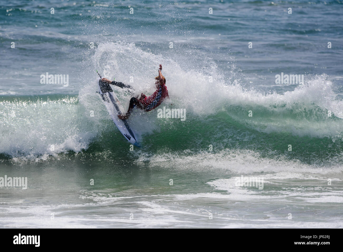 Huntington Beach, FL, USA. 31. Juli 2017. Stu Kennedy (AUS) gewinnt seine Runde 2 Wärme an den 2017 VANS uns Open of Surfing. Bildnachweis: Benjamin Ginsberg/Alamy Live-Nachrichten. Stockfoto
