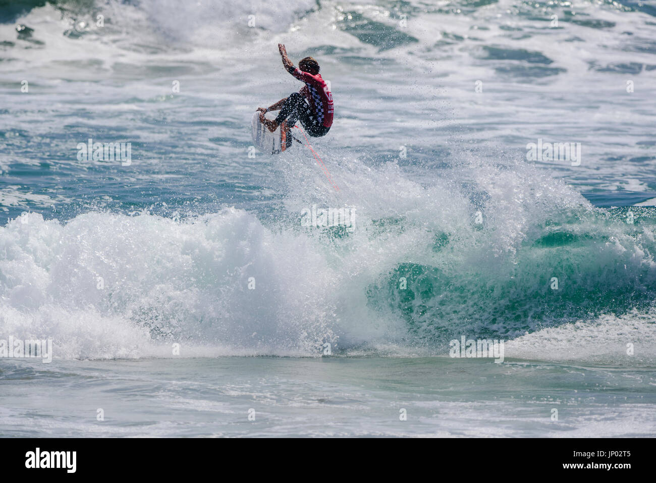Huntington Beach, FL, USA. 31. Juli 2017. Josh Kerr (AUS) segelt durch seine Runde 2 Wärme an den 2017 VANS uns Open of Surfing. Bildnachweis: Benjamin Ginsberg/Alamy Live-Nachrichten. Stockfoto