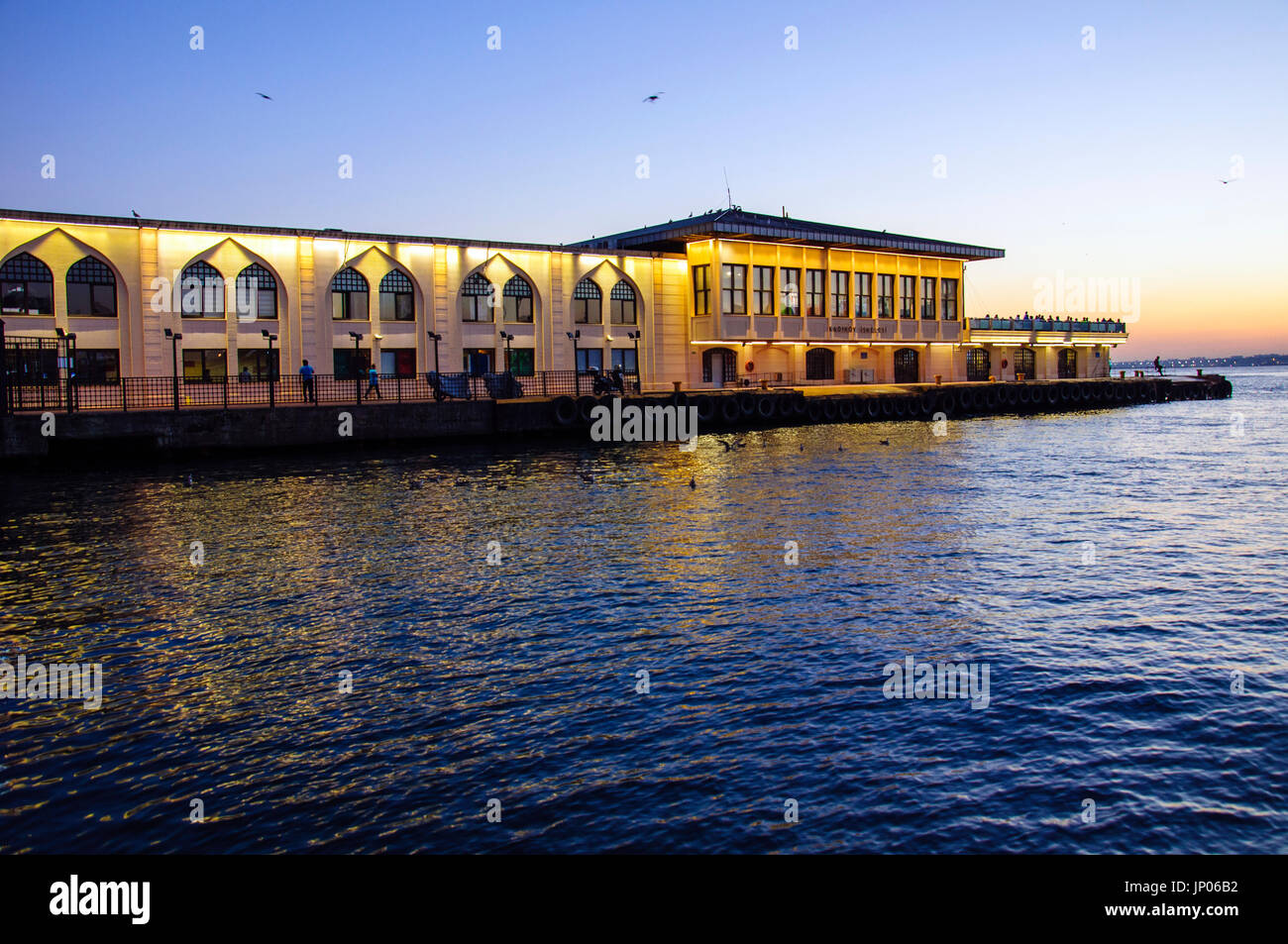 Foto von Kadıköy Bosporus (Fährhafen) bei Sonnenuntergang in IStanbul, Türkei Stockfoto