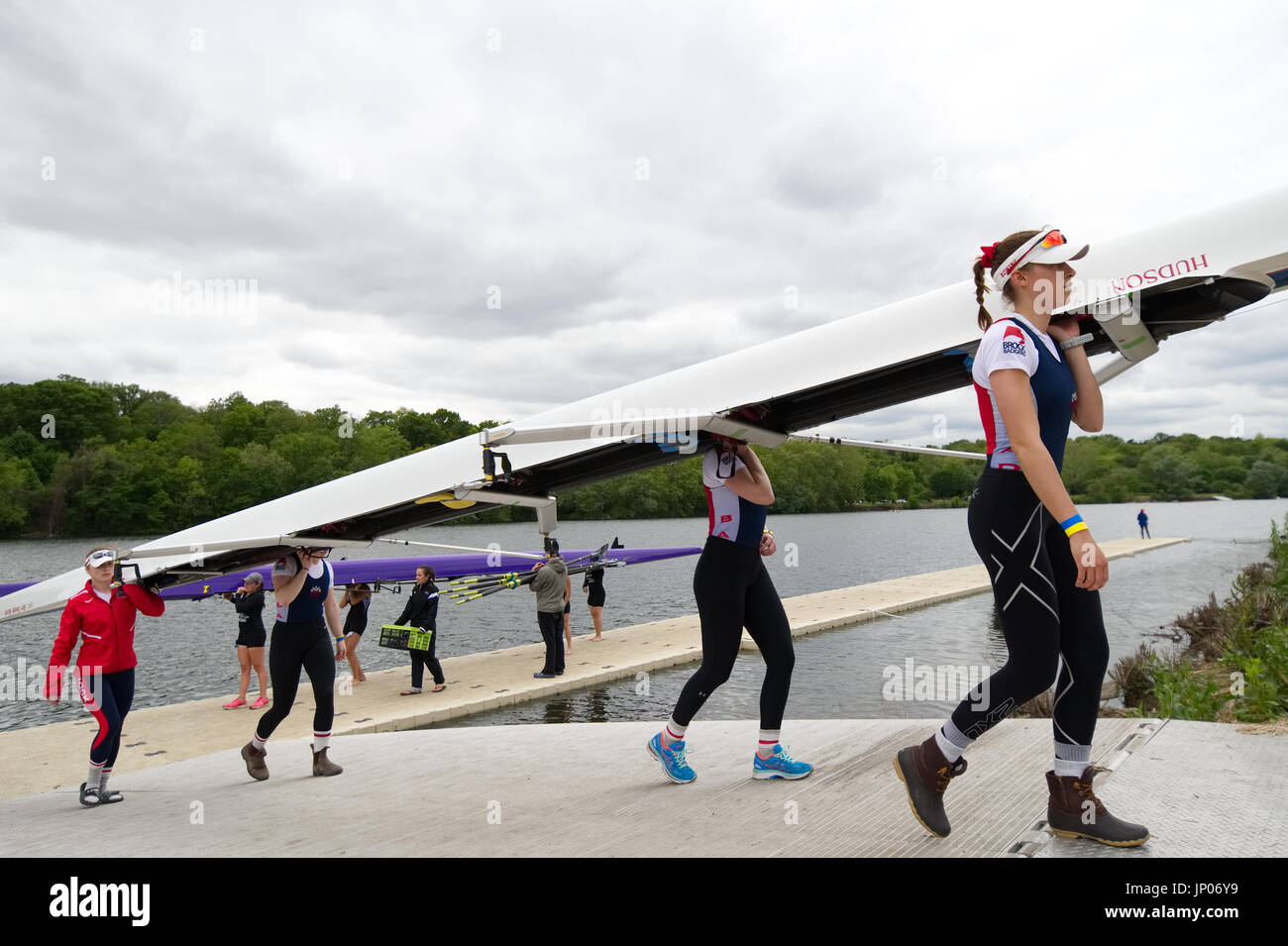 Mitglieder des kollegialen Teams gehen Sie das Dock am Schuylkill River im Abschnitt Fairmount Park von Philadelphia, PA Stockfoto