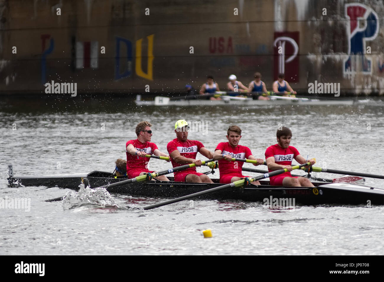 Mitglieder der Stiftskirche Besatzung konkurrieren in der jährlichen Dad Vail Regatta auf dem Schuylkill River im Abschnitt Fairmount Park von Philadelphia, PA Stockfoto