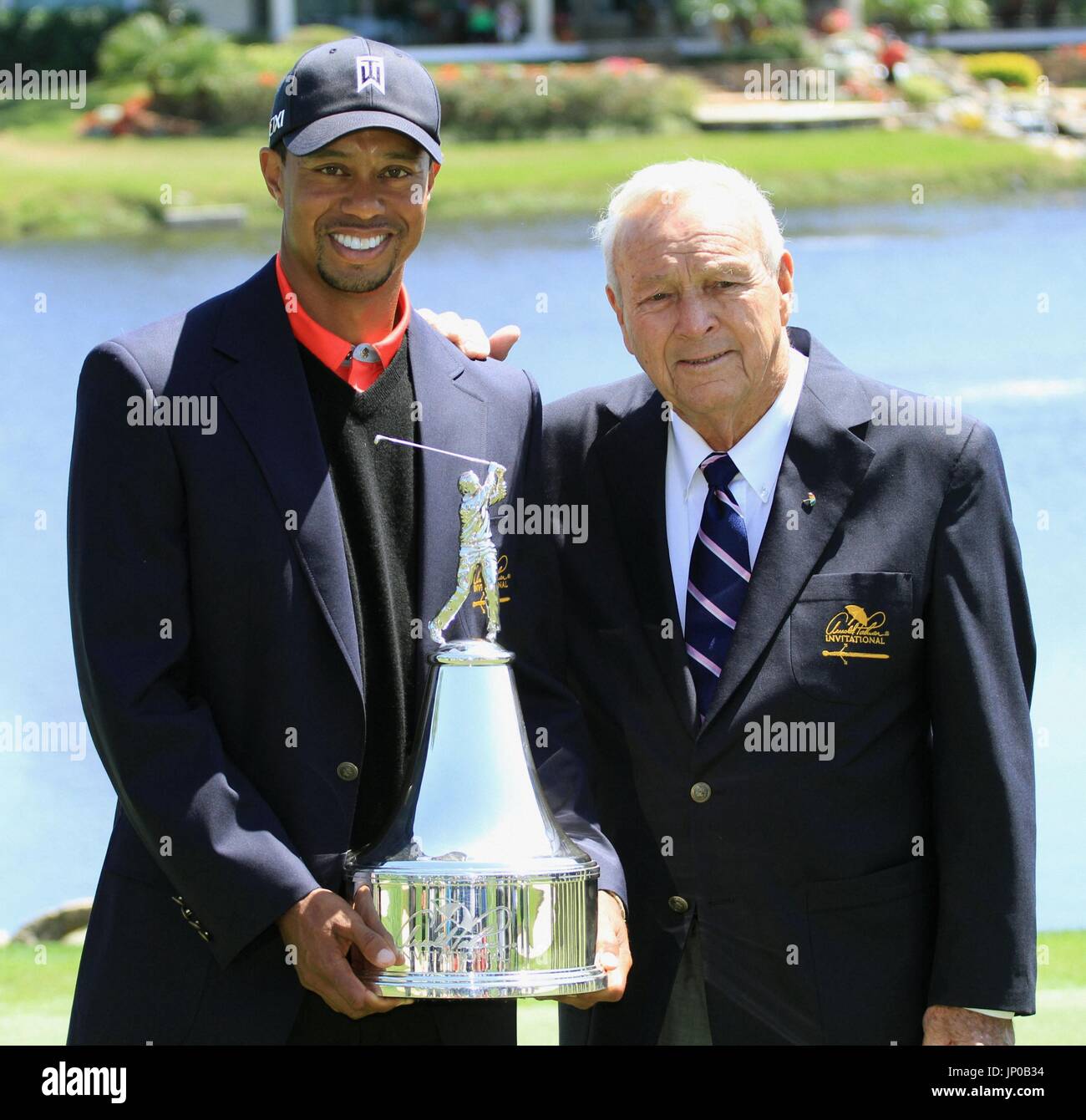 ORLANDO, Vereinigte Staaten von Amerika - Tiger Woods (L) hält die ...