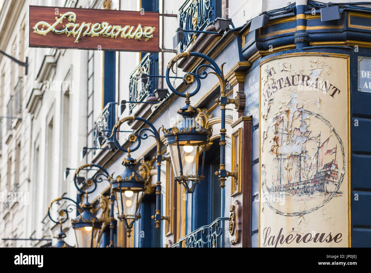 Paris, Frankreich - 2. März 2016: Äußere des historischen Restaurant-Laperouse am Quai des Grands Augustins am linken Ufer zwischen Pont Neuf und Pont Saint-Michel in Paris. Stockfoto