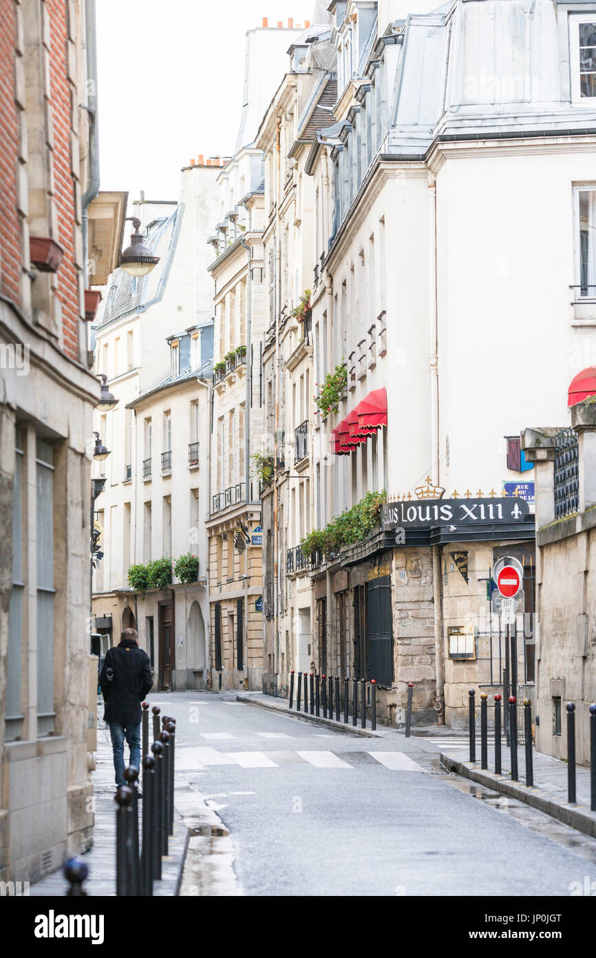 Paris, Frankreich - 2. März 2016: Mann hinunter Rue des Grands-Augustins in Monnaie auf der Rive Gauche, Paris, Frankreich. Stockfoto