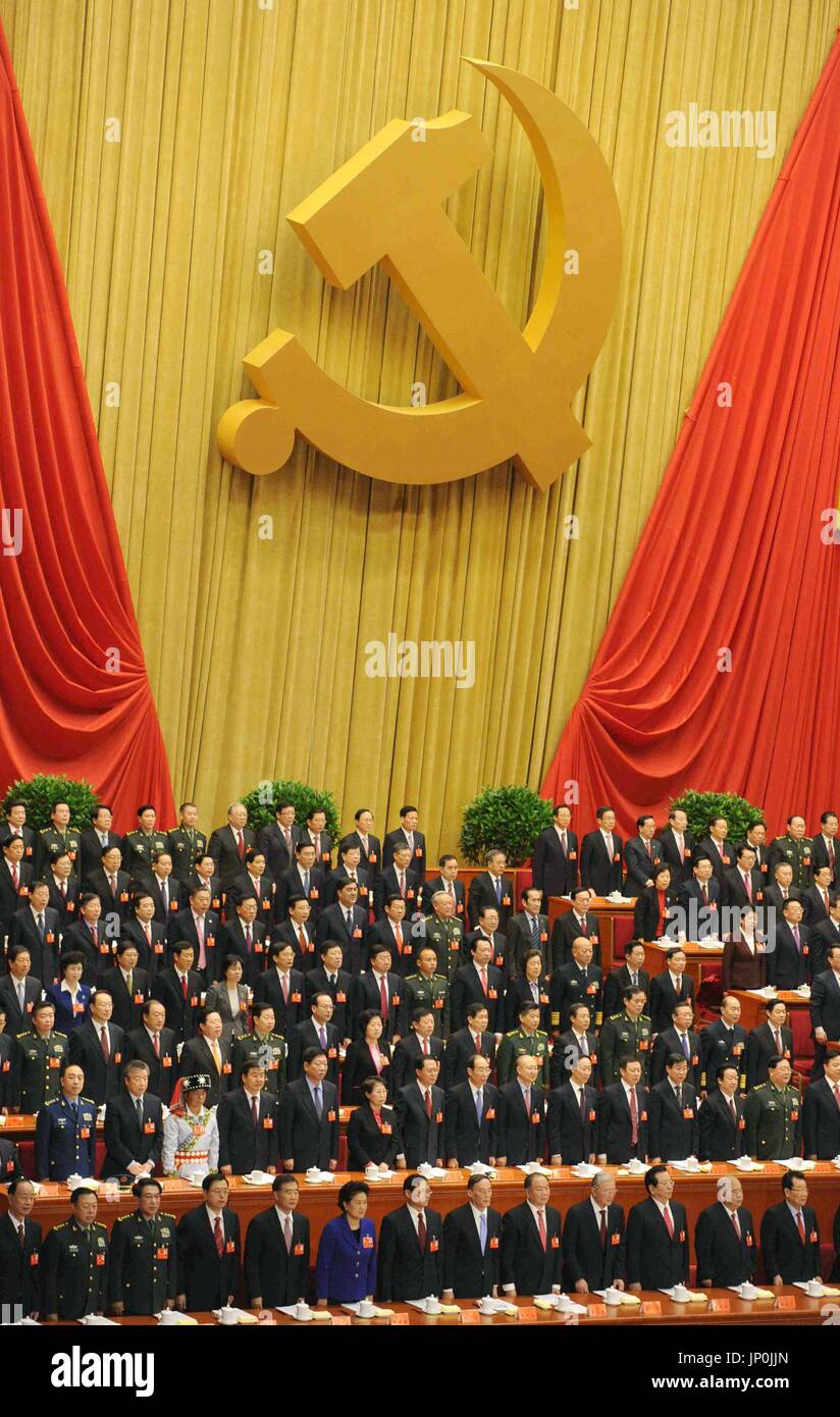 Peking, China Teilnehmer singen die Nationalhymne als die