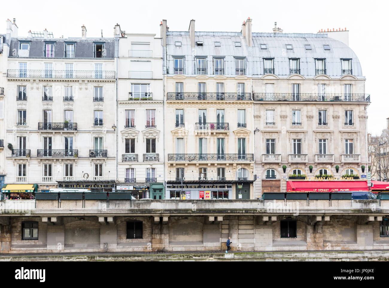 Paris, Frankreich - 2. März 2016: Haussmann-Gebäude und Geschäfte auf Le Quai des Grands Augustins von Île De La Cité in der Nähe von Pont Saint-Michel, Paris. Stockfoto