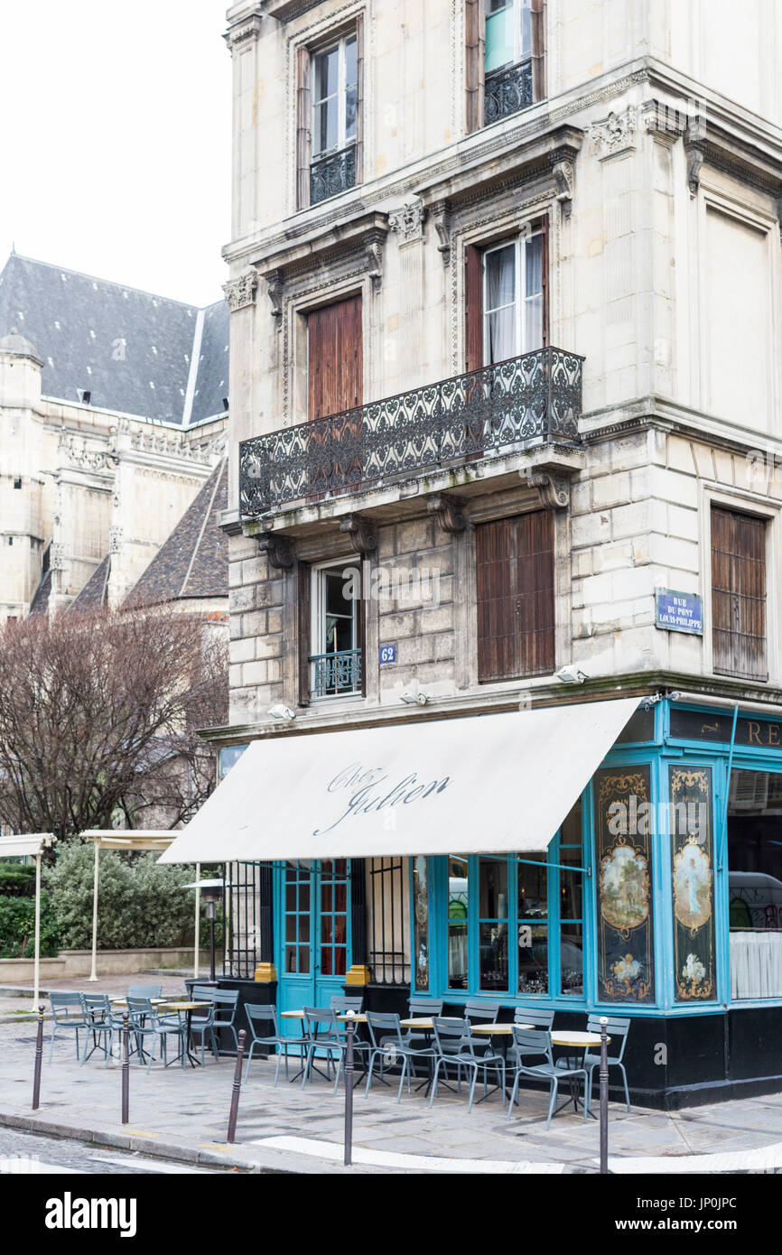Paris, Frankreich - 2. März 2016: Chez Julien Restaurant Außenbereich auf Rue du Pont Louis-Philippe im Marais, Paris Stockfoto