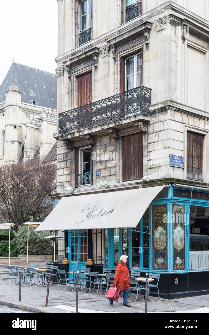 Paris, Frankreich - 2. März 2016: Frau zu Fuß vorbei an Restaurant Chez Julien auf Rue du Pont Louis-Philippe im Marais, Paris Stockfoto