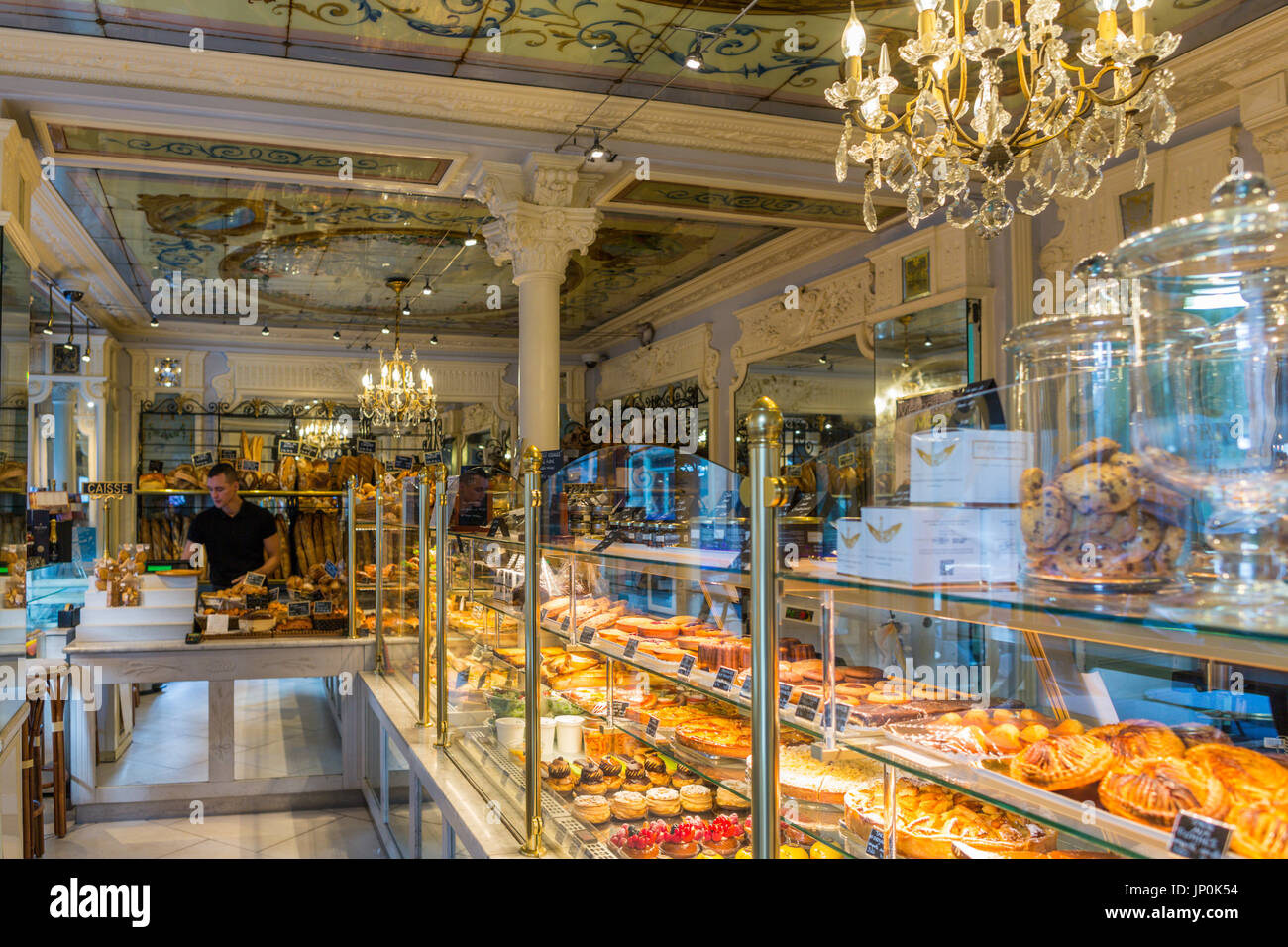 Paris, Frankreich - 2. März 2016: Shop Begleiter im Au Petit Versailles du Marais Bäckerei und Konditorei Shop im Marais, Paris. Stockfoto