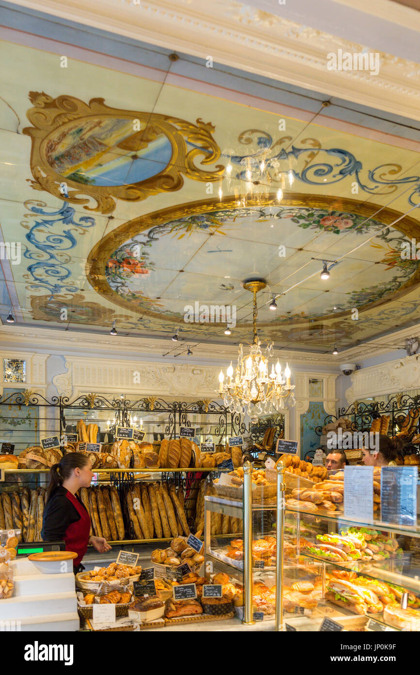 Paris, Frankreich - 2. März 2016: Shop Begleiter im Au Petit Versailles du Marais Bäckerei und Konditorei Shop im Marais, Paris. Stockfoto