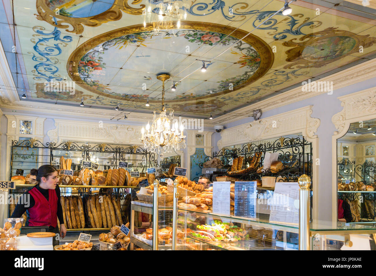 Paris, Frankreich - 2. März 2016: Shop Begleiter im Au Petit Versailles du Marais Bäckerei und Konditorei Shop im Marais, Paris. Stockfoto