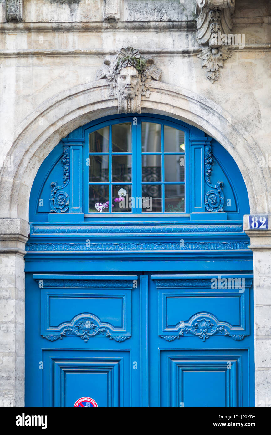 Paris, Frankreich - 2. März 2016: Imposante blaue Tür im Marais, Paris. Stockfoto