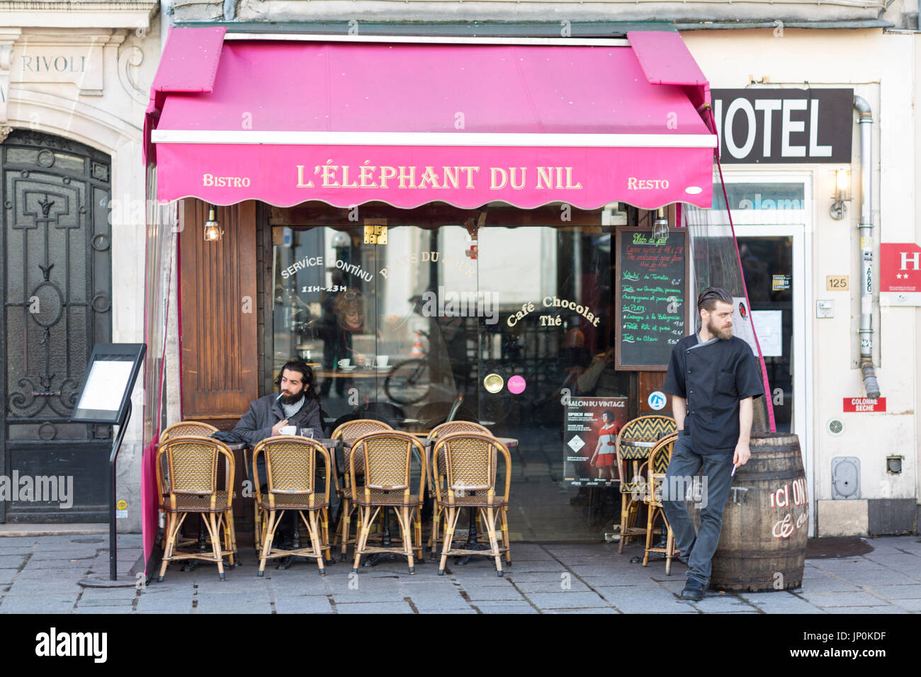 Paris, Frankreich - 2. März 2016: Kellner und Kunde Rauchen außerhalb L'elephant du Nil Restaurant auf der rue de Rivoli im Marais, Paris, Frankreich. Stockfoto