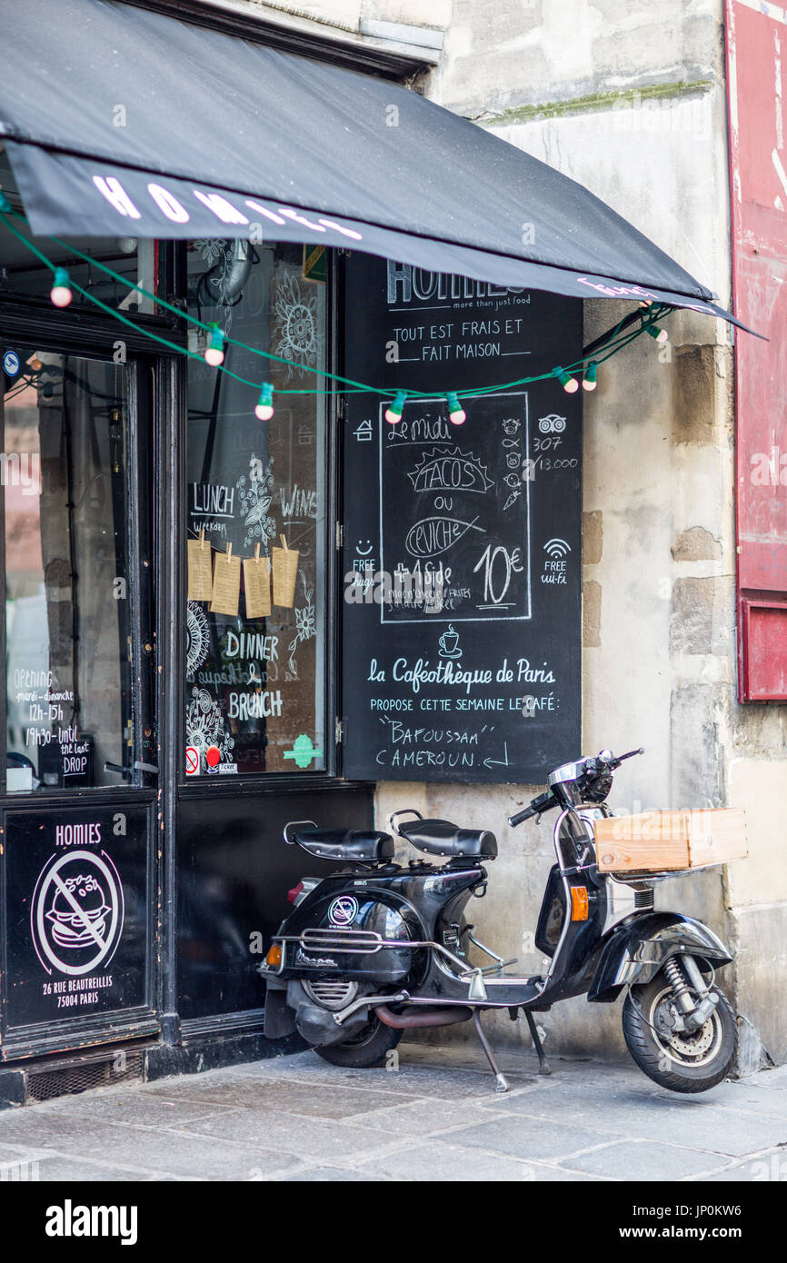 Paris, Frankreich - 2. März 2016: Homies feine Tapas Bistro im Marais, Paris, mit Oldtimer Motorroller außerhalb geparkt Stockfoto