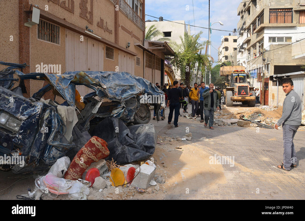 GAZA, Palästinensische Autonomiebehörde - Foto zeigt eine verkohlte Fahrzeug nach einem israelischen Angriff auf das palästinensische Selbstverwaltung Gebiet des Gaza-Streifens am 22. November 2012. Israel und der Hamas einigten sich auf einen Waffenstillstand auf Gaza vom 21. November wirksam. (Kyodo) Stockfoto