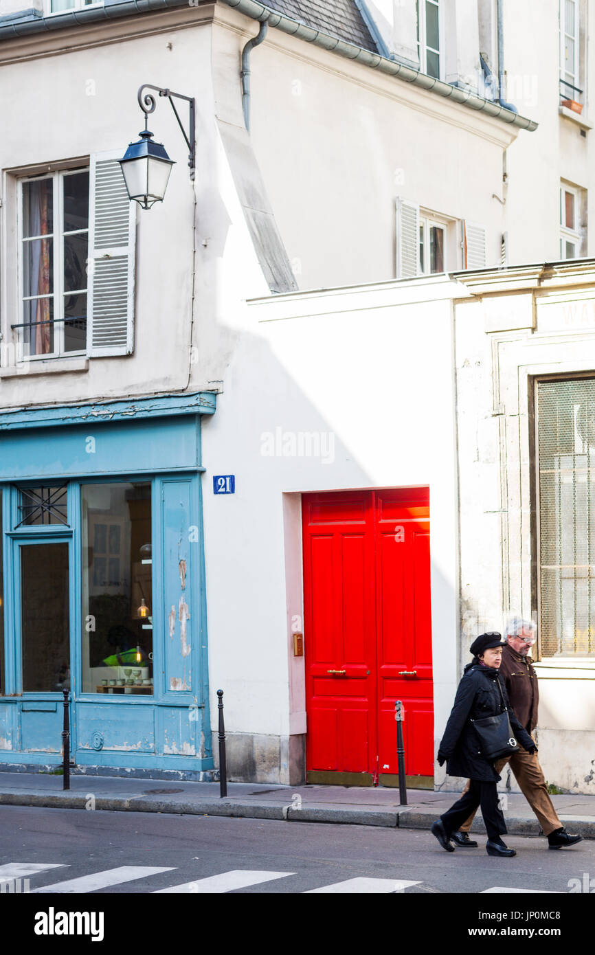 Paris, Frankreich - 2. März 2016: Mitte Alter paar Fuß vorbei an alten Gebäuden auf Rue du Petit Musc in Marais, Paris mit bunten Türen und Fenstern Stockfoto