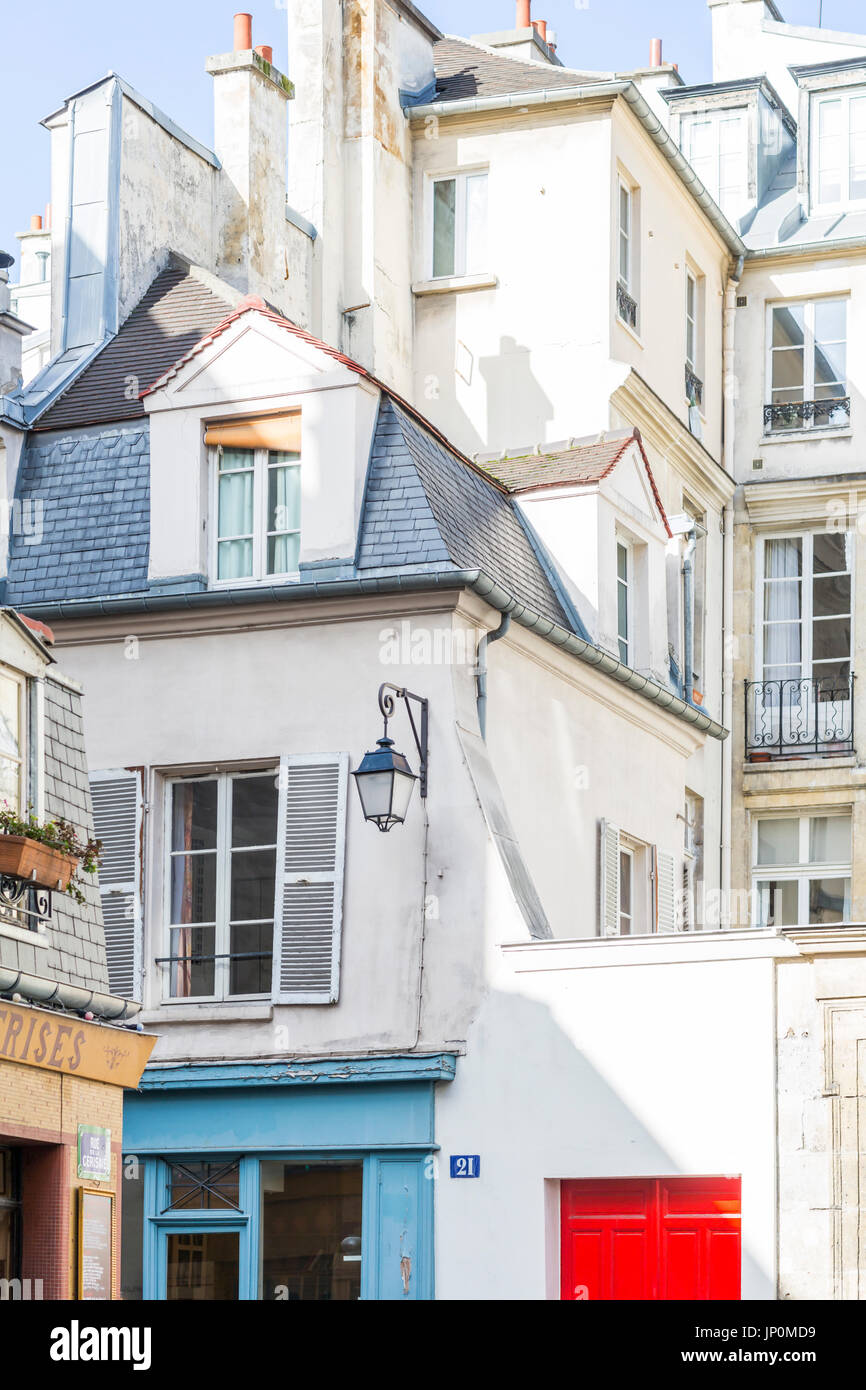 Paris, Frankreich - 2. März 2016: Altbauten auf Rue du Petit Musc in Marais, Paris mit bunten Türen und Fenstern Stockfoto