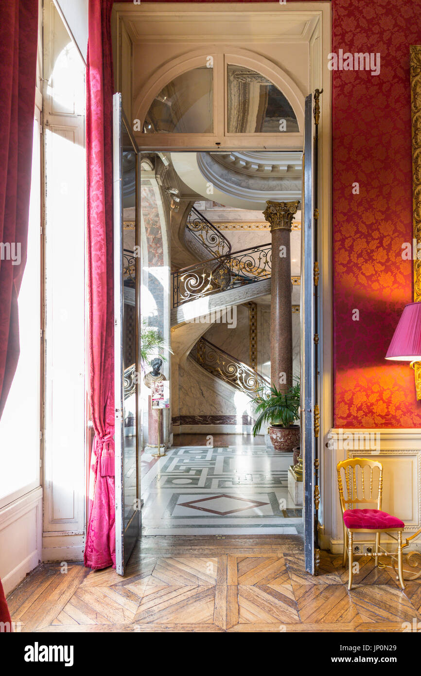 Paris, Frankreich - 3. März 2016: Musikzimmer und Treppe des Musée Jacquemart-André am Boulevard Haussmann in der 8., Paris. Das Museum ist im Besitz des Institut de France und beherbergt eine wunderbare Sammlung von Gemälden. Stockfoto