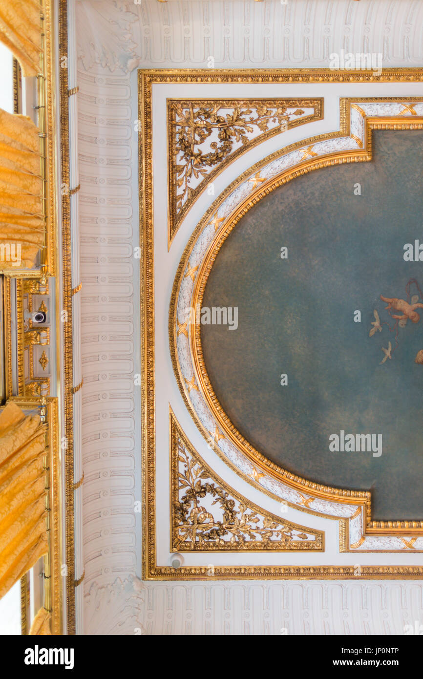 Paris, Frankreich - 3. März 2016: Decke des Raumes im Musée Jacquemart-André am Boulevard Haussmann in der 8., Paris. Das Museum ist im Besitz des Institut de France und beherbergt eine wunderbare Sammlung von Gemälden. Stockfoto