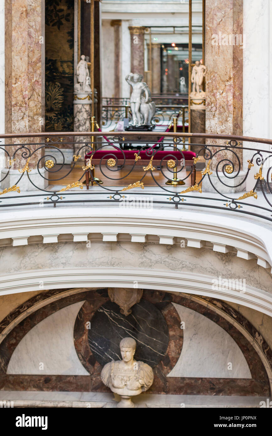 Paris, Frankreich - 3. März 2016: Wintergarten und Treppe des Musée Jacquemart-André am Boulevard Haussmann in der 8., Paris. Das Museum ist im Besitz des Institut de France und beherbergt eine wunderbare Sammlung von Gemälden. Stockfoto