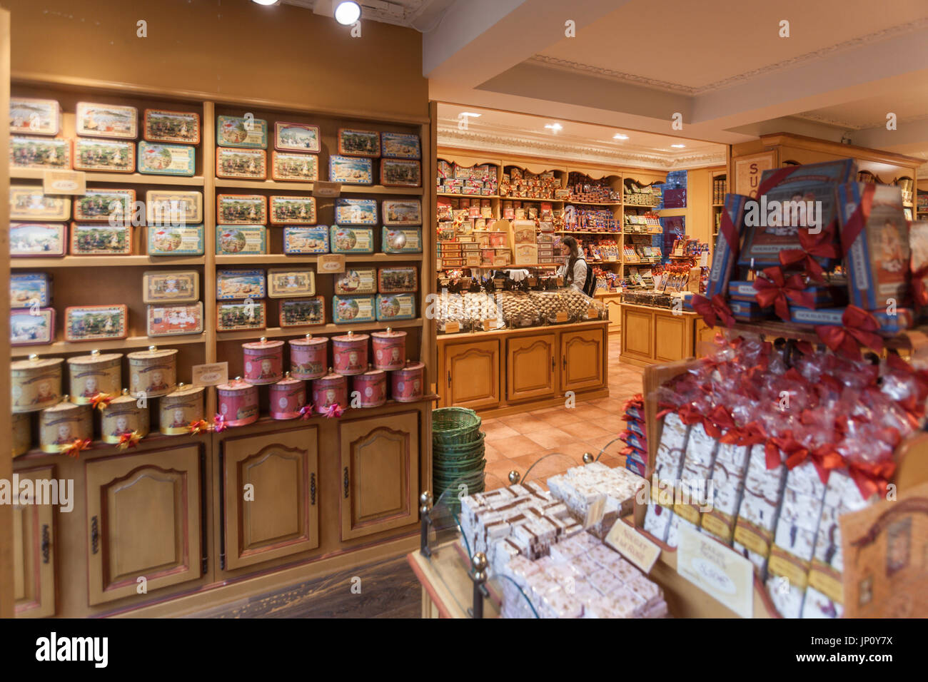 Brügge, Belgien – 31. Oktober 2010: Interieur von Schokolade und Keks-Shop in Brügge, Belgien Stockfoto