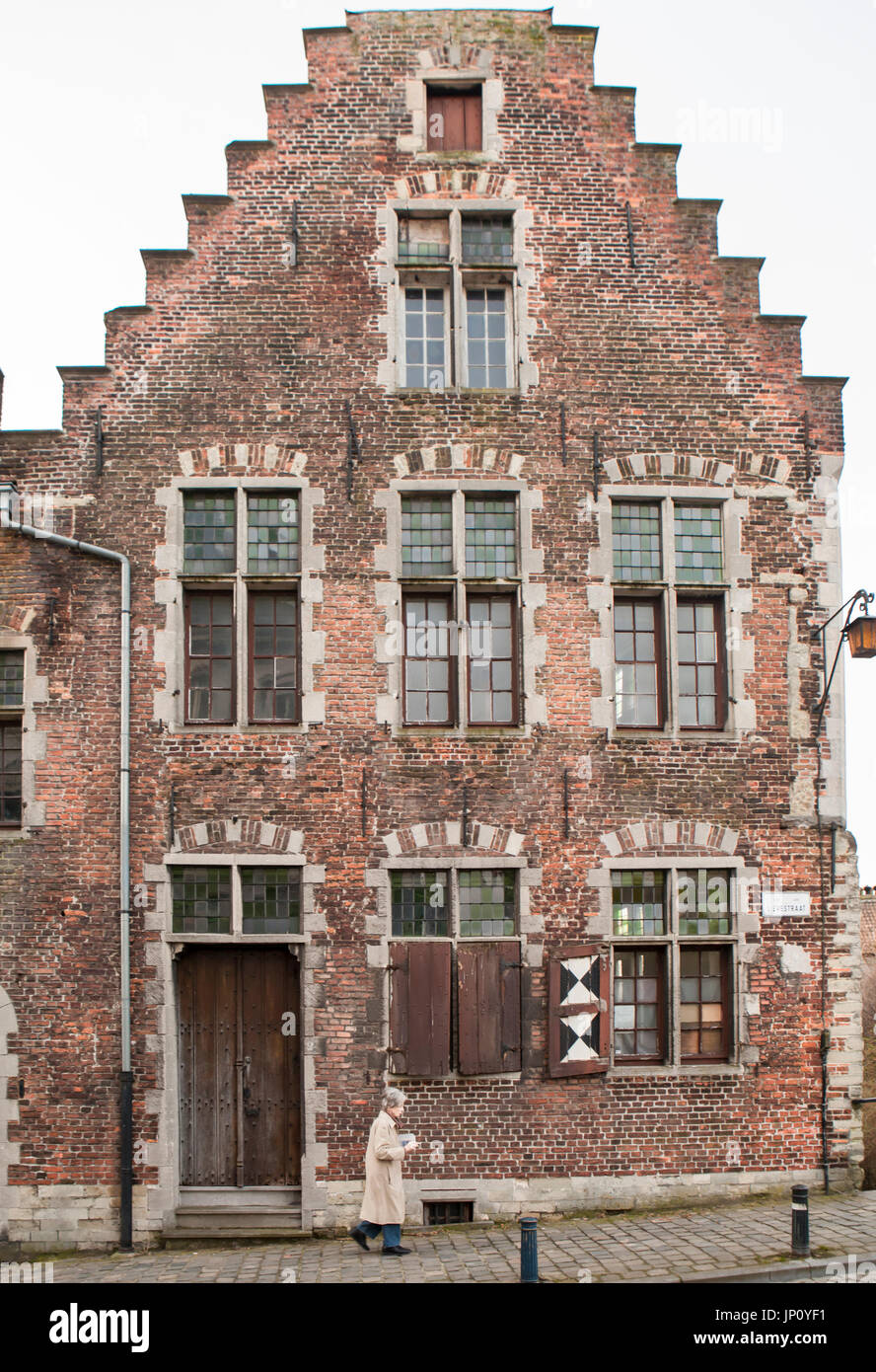 Gent, Belgien – 11. März 2011: Mittelalterliche Backstein-Haus auf Lievestraat in Gent, Belgien. Stockfoto