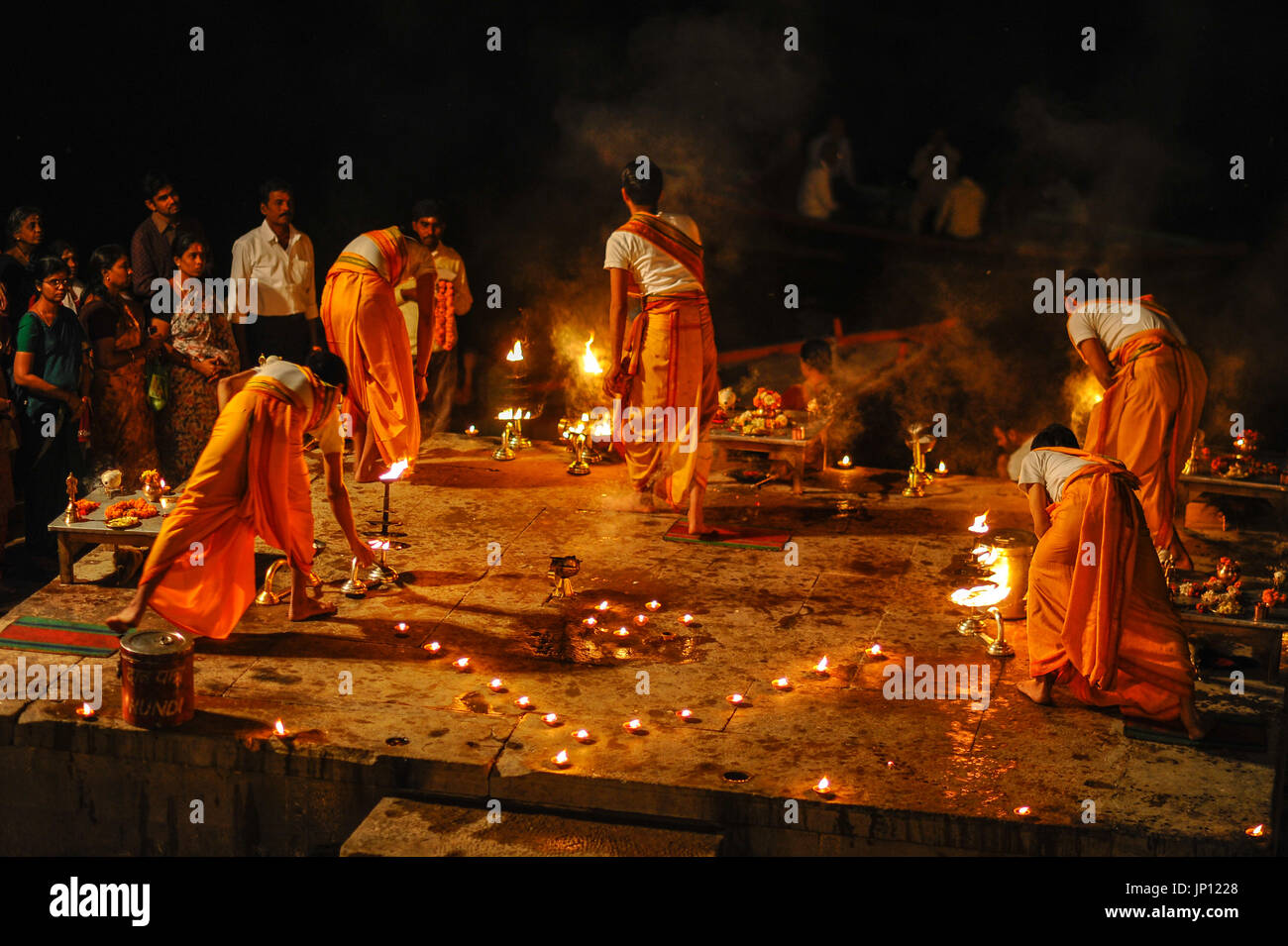 Priester eine feuerpuja am Ufer des Flusses Ganges Stockfoto