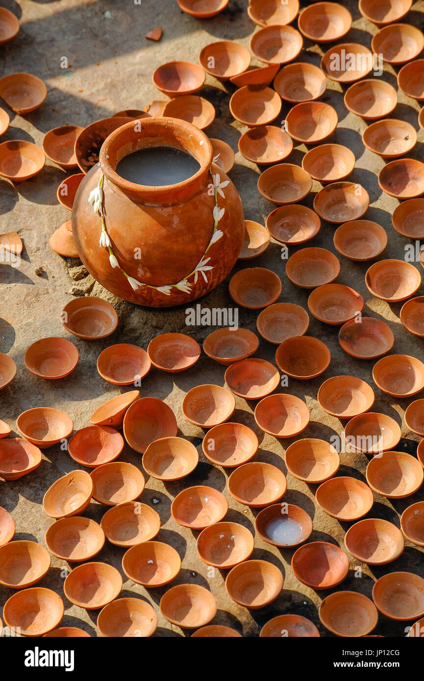 Lehm Töpfe und Tassen Milch enthalten in Anbetung in der Maha Shivaratri verwendet Stockfoto