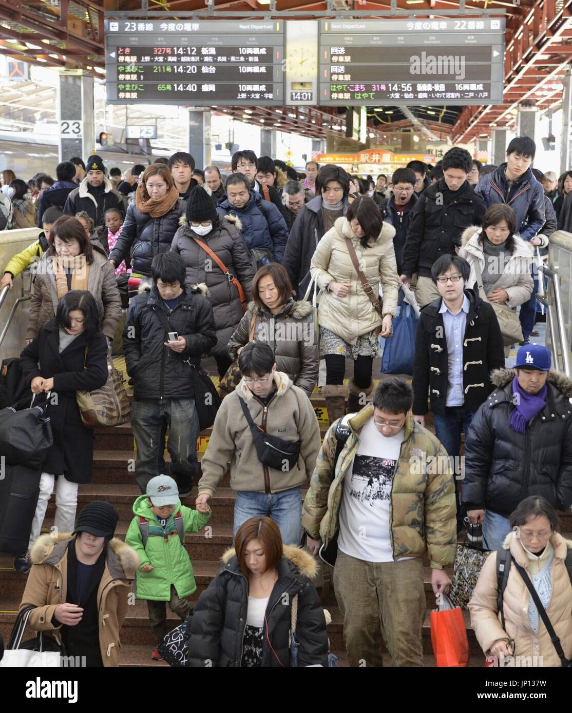 TOKYO, Japan - Reisende Masse eine Shinkansen-Hochgeschwindigkeitszug-Plattform an JR Tokyo Station am 3. Januar 2013. Der Ansturm der Urlauber, die Rückkehr zur Metropolregion Tokio nachdem er zum Jahresende und Neujahr in Heimatorte und andere Reiseziele erreichte am selben Tag, Verdrängung, Züge, Flugzeuge und Schnellstraßen. (Kyodo) Stockfoto