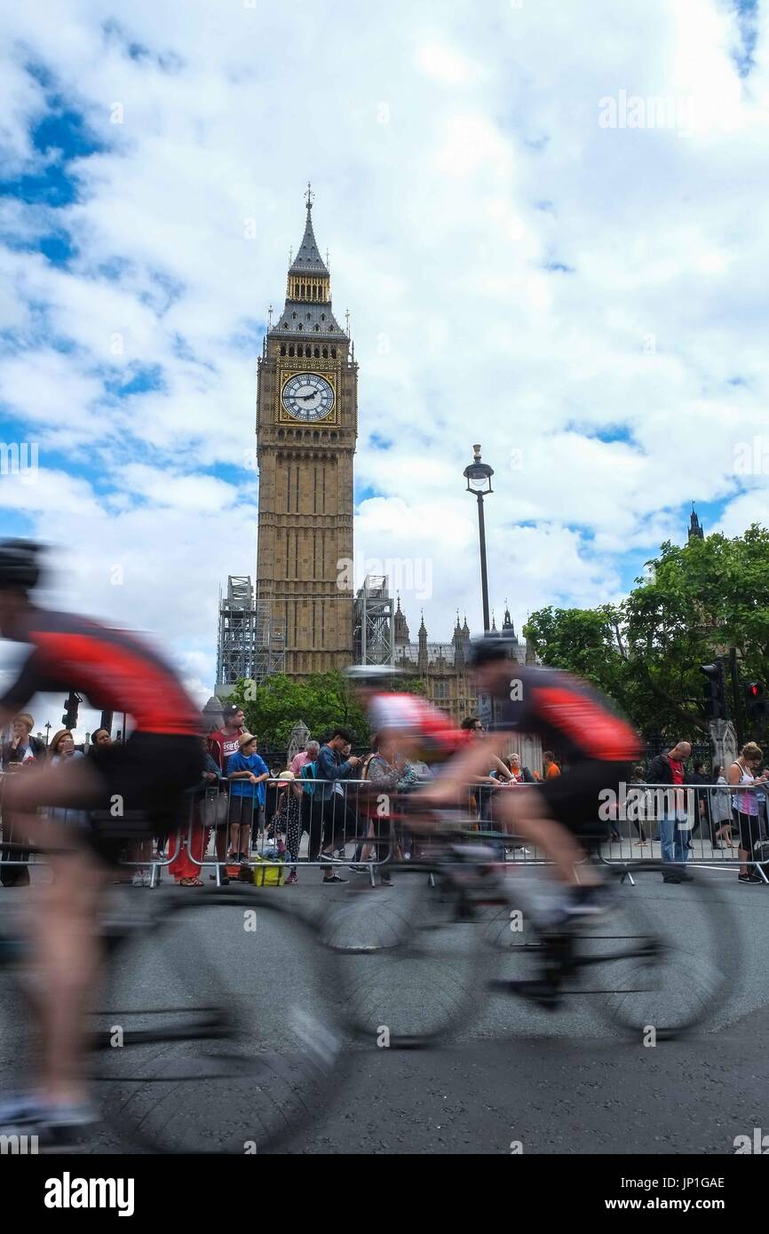 London, UK. 30. Juli 2017. Fahrer weiter die Houses of Parliament in den aufsichtsrechtlichen Fahrt London Radrennen 30. Juli 2017. Tausende von Amateur- und Profi-Radfahrer fahren 100 Mile Route durch London und Surrey Veredelung auf der Mall außerhalb Buckingham Palace. Bildnachweis: Claire Doherty/Pacific Press/Alamy Live-Nachrichten Stockfoto