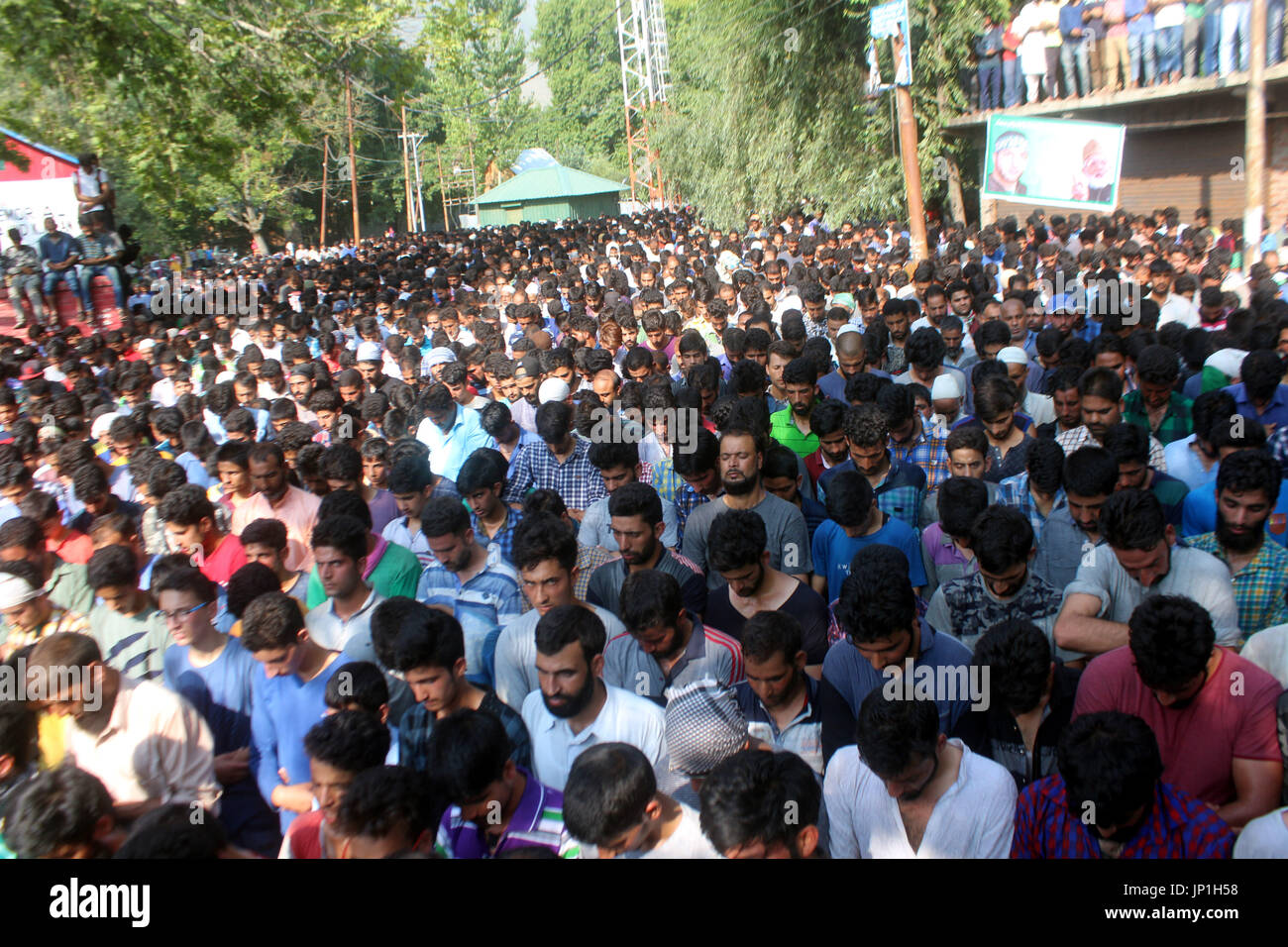 Anantnag, Indien. 30. Juli 2017. Tausenden angeboten Beerdigung ein Kashmiri Rebel Shabir Ahmad Mir @ Zeeshan bei Mahind Bijbehara Dorf Anantnag Bezirk, 68 Km von Srinagar, wurde Mir zusammen mit einer anderen Mitarbeiterin Shakir Ah in eine Schießerei mit den Kräften in Tahab Pulwama getötet. Bildnachweis: Muneeb Ul Islam/Pacific Press/Alamy Live-Nachrichten Stockfoto